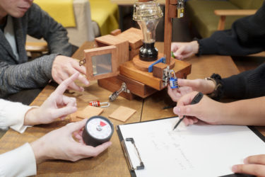 ディズニーランドで謎解きゲームが遊べる！